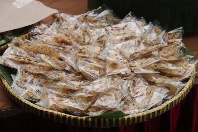 rempeyek kacang tanah (unsplash.com/Mufid Majnun)