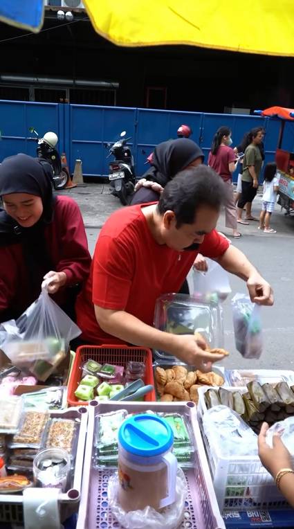 potret Inul dan Adam berburu takjil (instagram.com/inul.d)