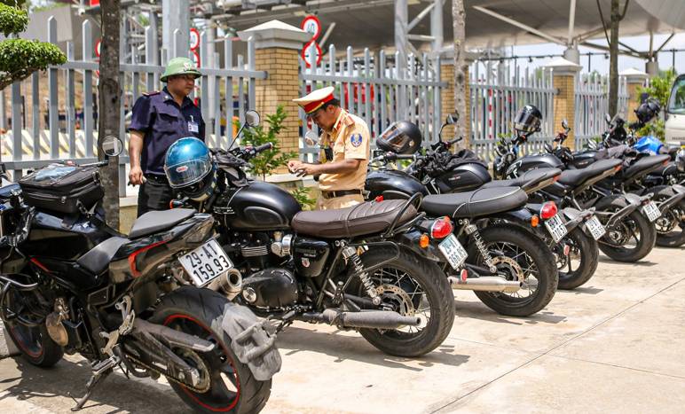 potret motor sedang diparkir (tuoitrenews.vn)