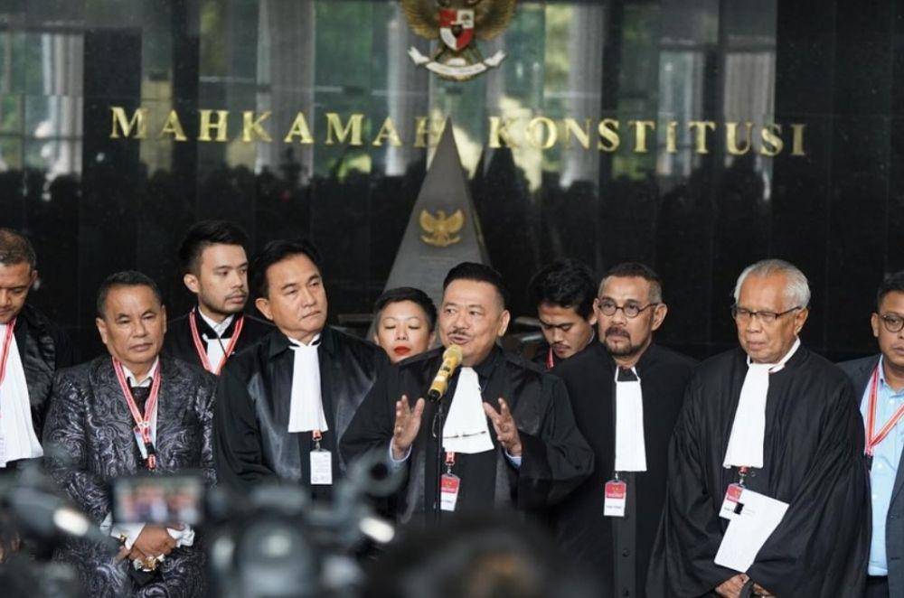 Tim hukum Prabowo-Gibran selaku pihak terkait di Mahkamah Konstitusi. (www.instagram.com/@yusrilihzamhd)