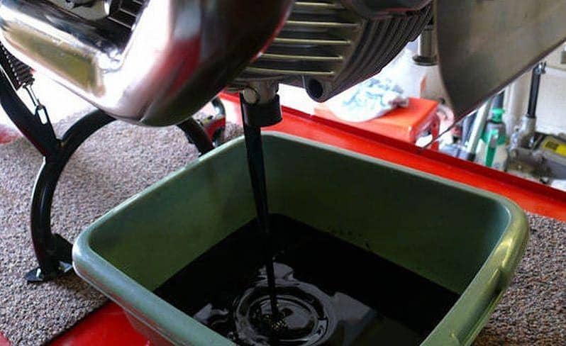 ilustrasi ganti oli motor (instagram.com/gotipsmotor)