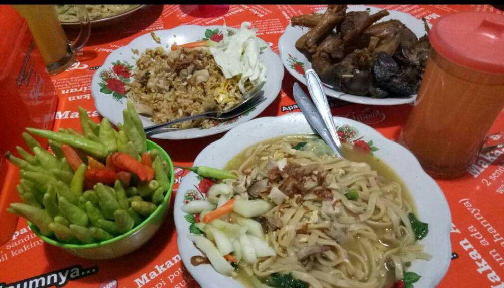 Mie godok dan nasi goreng di warung mie goreng Pak Tomie Nganjuk yang legendaris. Instagram/warungmiepaktomie