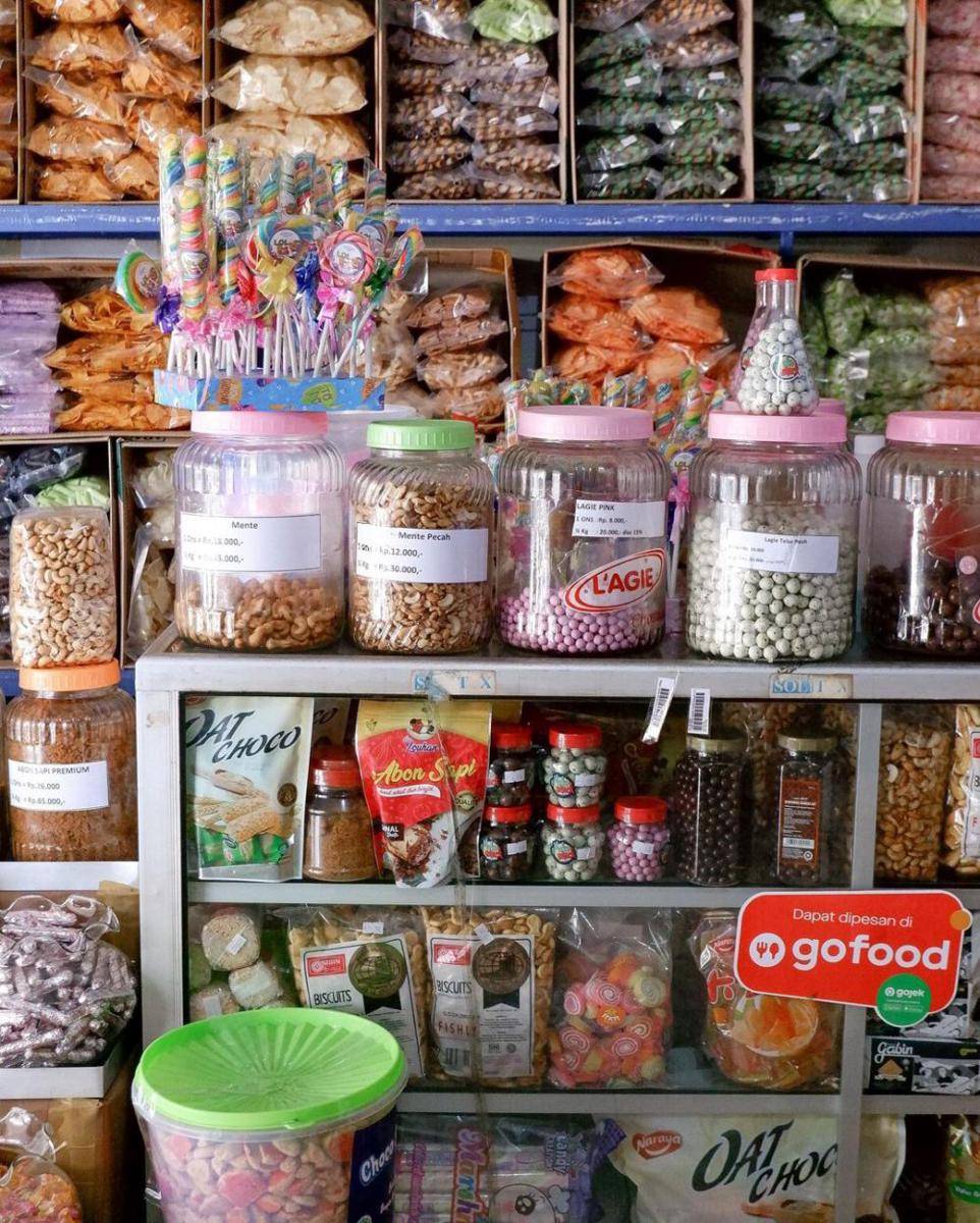 Etalase snack dan jajan kiloan di Moko Snack. Instagram/moko_snack