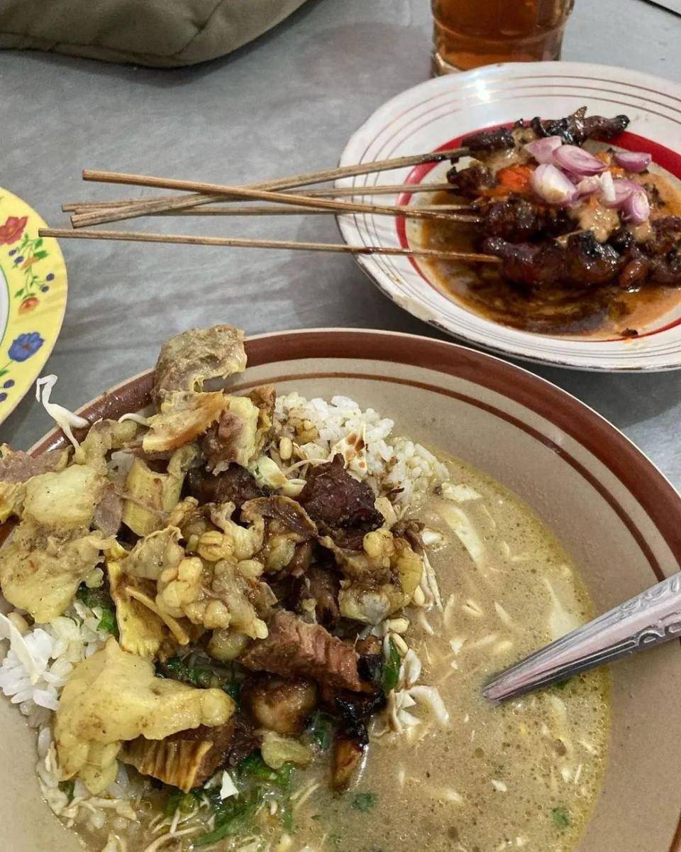 Seporsi nasi becek dan sate kambing khas Nganjuk. Instagram/nganjukhitskekinian