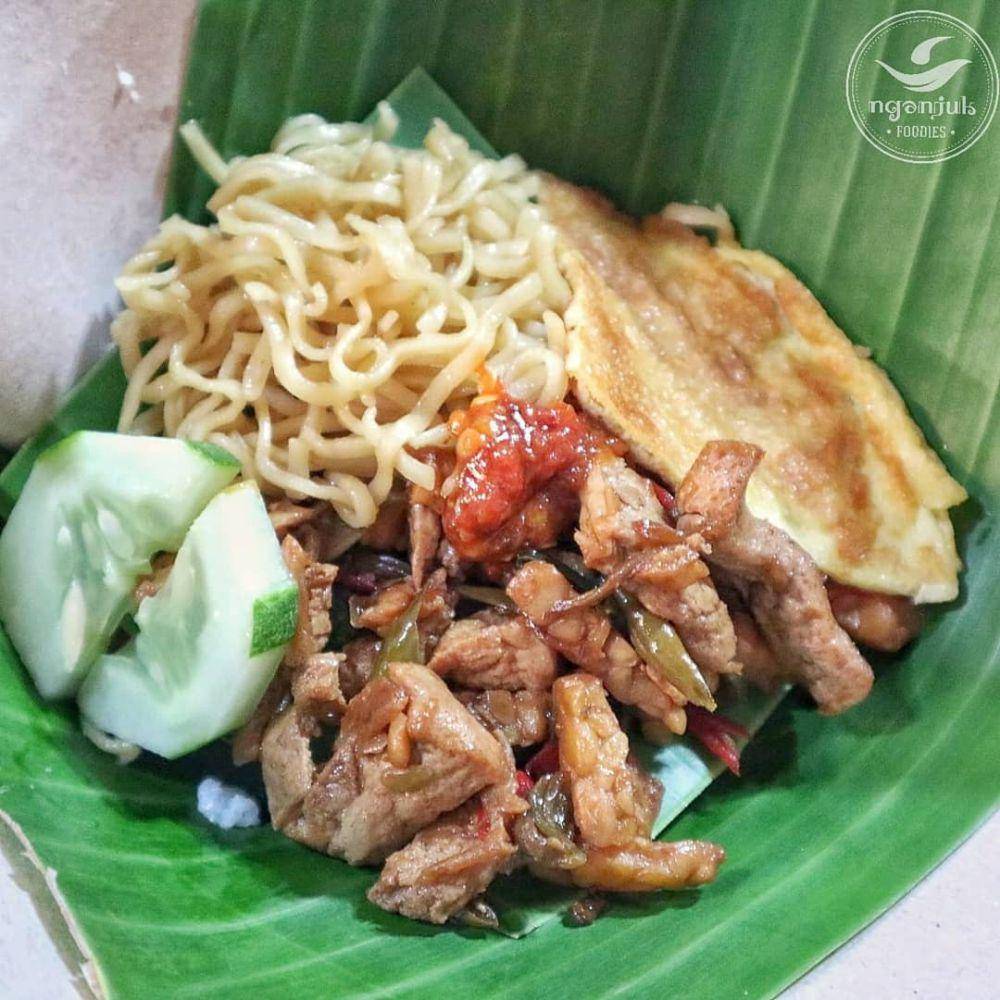 Sebungkus nasi banting yang terkenal di Nganjuk. Instagram/nganjuk_foodies