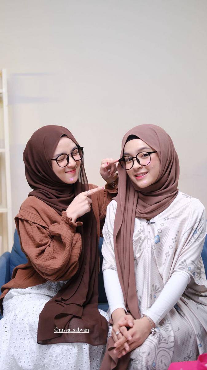 Potret Eca Aura, Nissa Sabyan (Instagram.com/ecaaura)