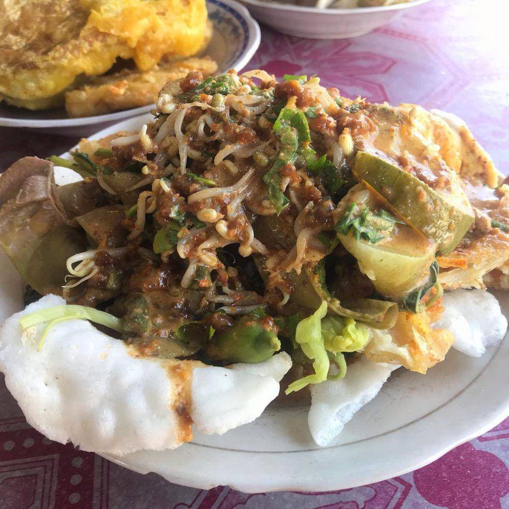 Kerupuk pecel di warung Bu Penik Nganjuk. Instagram/finafielove_smile