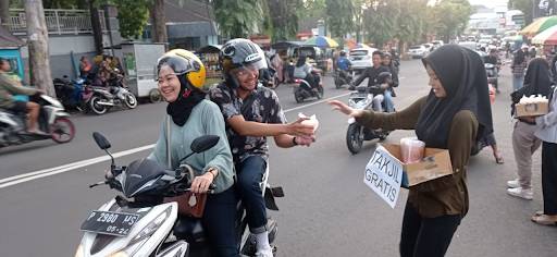 Bagi-bagi takjil (Dok. Istimewa)
