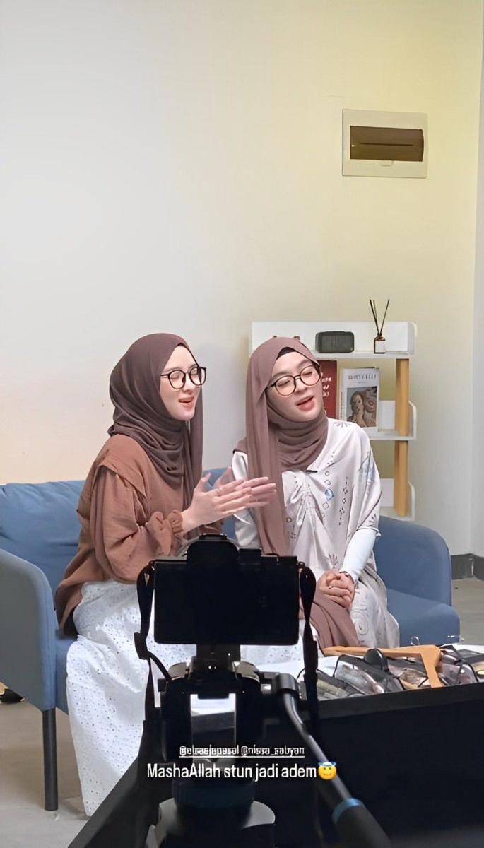 Potret Eca Aura, Nissa Sabyan (Instagram.com/ecaaura)