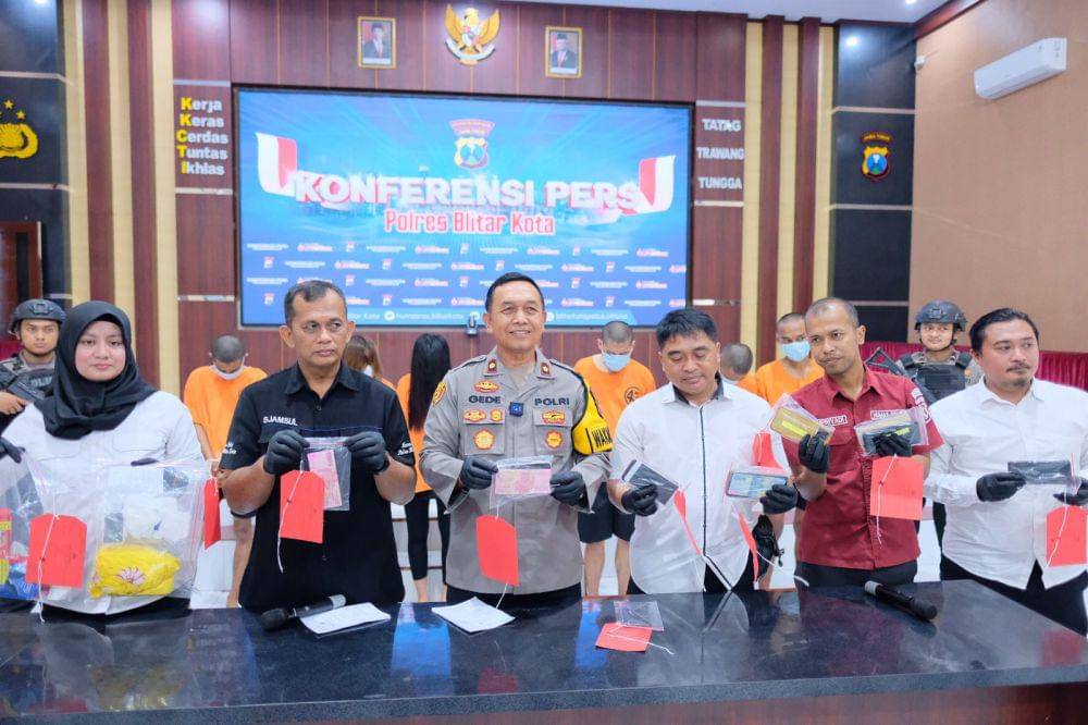 Polisi menunjukkan barang bukti. IDN Times/ istimewa