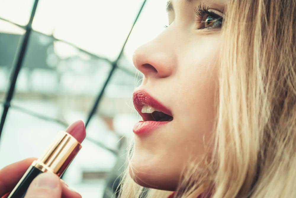 ilustrasi orang pakai lipstik (unsplash.com/Andriyko Podilnyk)