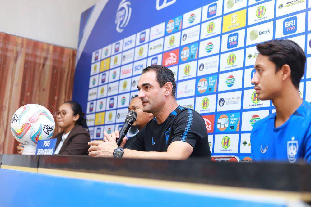 Pelatih PSIS Semarang, Gilbert Agius hadir dalam jumpa pers jelang laga PSIS Semarang VS Barito Putera, Kamis (28/3/2024). (dok. PSIS)