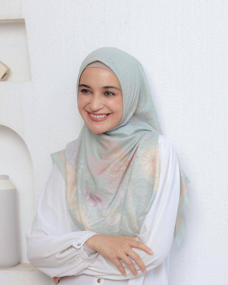 gaya makeup flawless ala Shireen Sungkar (instagram.com/shireensungkar)