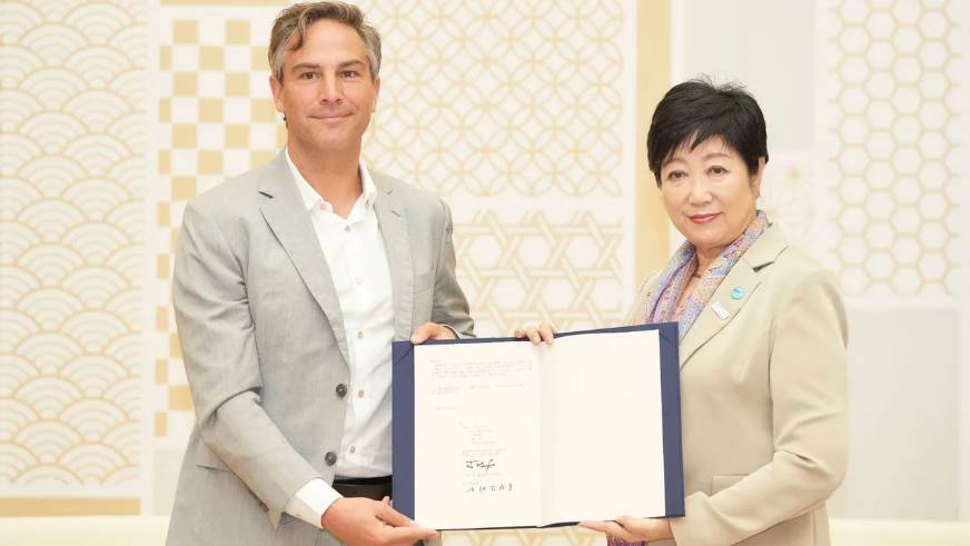 Jamie Reigle (kiri) selaku CEO Formula E dan Yuriko Koike (kanan) selaku Gubernur Tokyo menyepakati Tokyo menjadi tuan rumah Formula E. (fiaformulae.com)