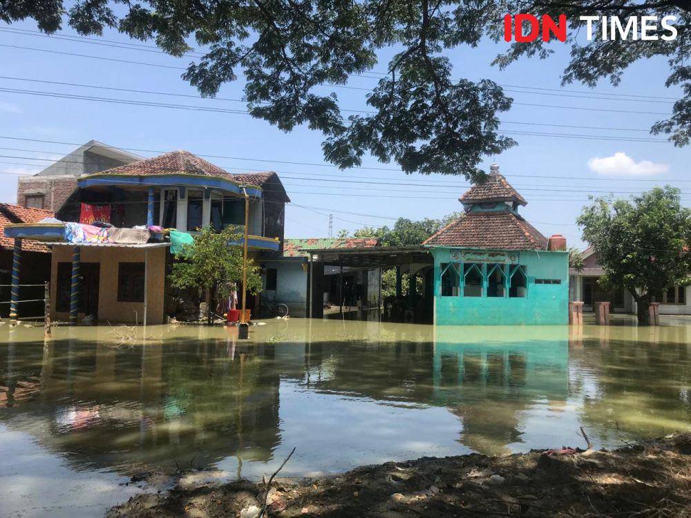 Pemukiman warga di Desa Wonorejo, Kecamatan Karanganyar, Demak yang masih terendam banjir, Rabu (27/3/2024). (IDN Times/Bandot Arywono)