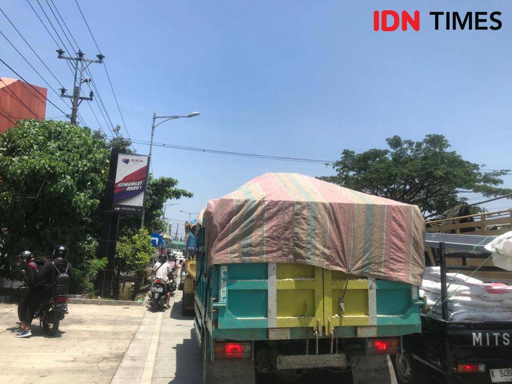 Antrean kendaraan mengular di Jembatan Tanggulangin Kudus, Rabu (27/3/2024). (IDN Times/Bandot Arywono)