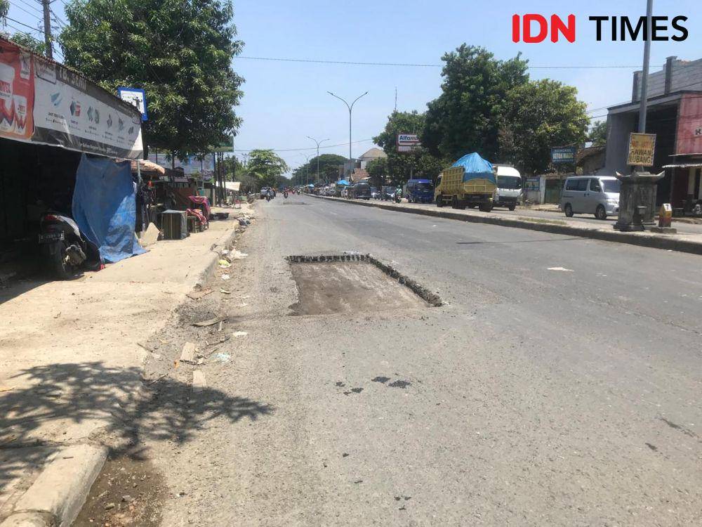 Salah satu titik jalan rusak di jalur Pantura Semarang-Kudus yang rusak, Rabu (27/3/2024). (IDN Times/Bandot Arywono)