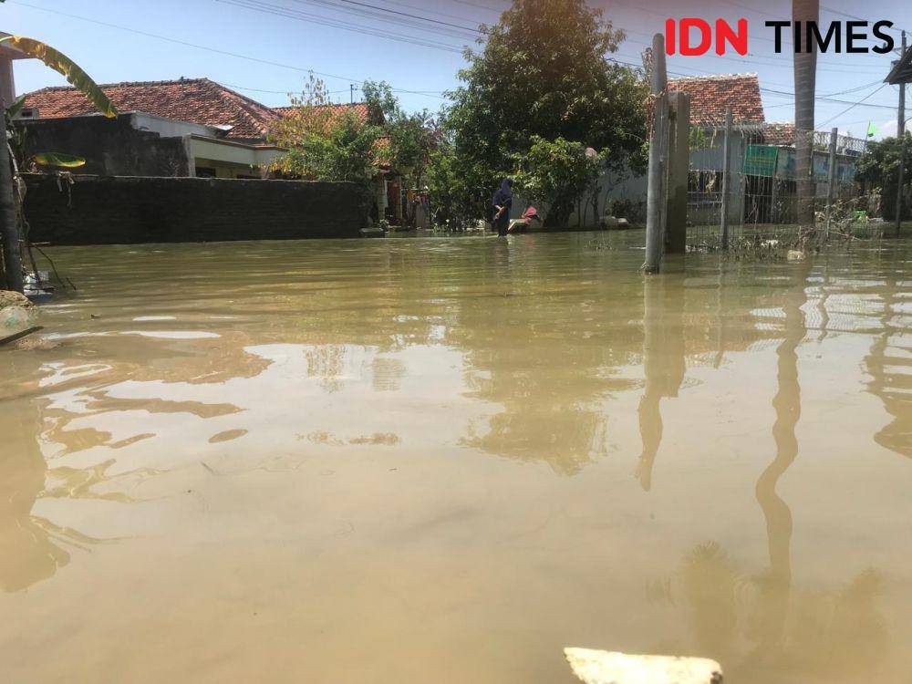 Pemukiman warga di Kedungbanteng, Desa Wonorejo, Kecamatan Karanganyar, Demak yang masih terendam banjir, Rabu (27/3/2024). (IDN Times/Bandot Arywono)