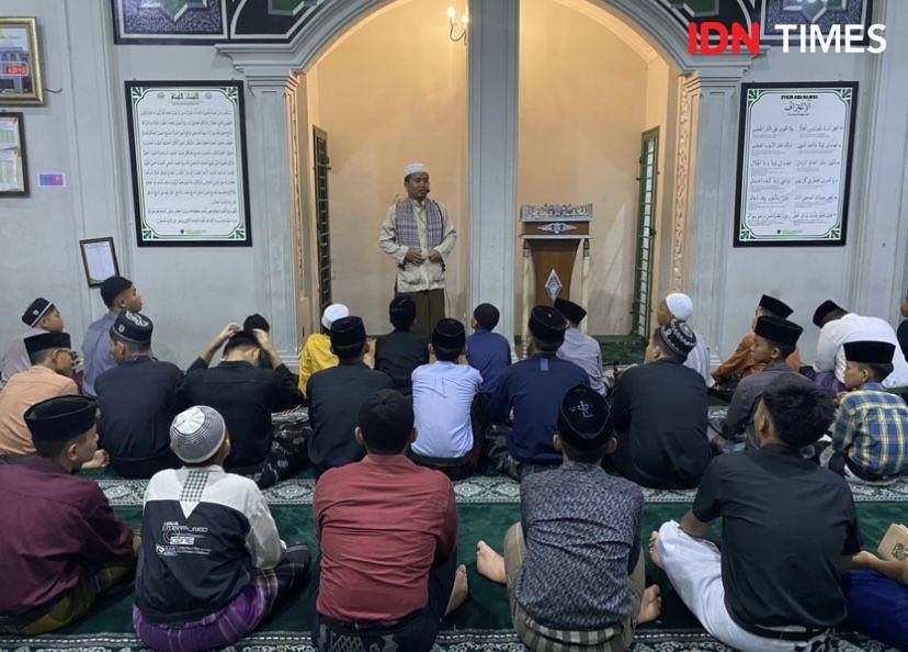 Suasana tausiyah malam Nuzulul Quran di Pondok Pesantren Modern Darul Hikmah Taman Pendidikan Islam Medan (IDN Times/Indah Permata Sari)