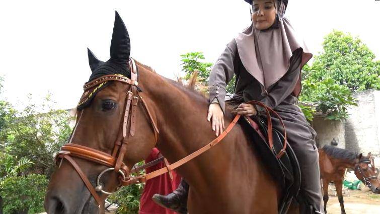 Potret Zaskia dan Shireen ngabuburit dengan berkuda dan memanah (youtube.com/TheSungkarsFamily)