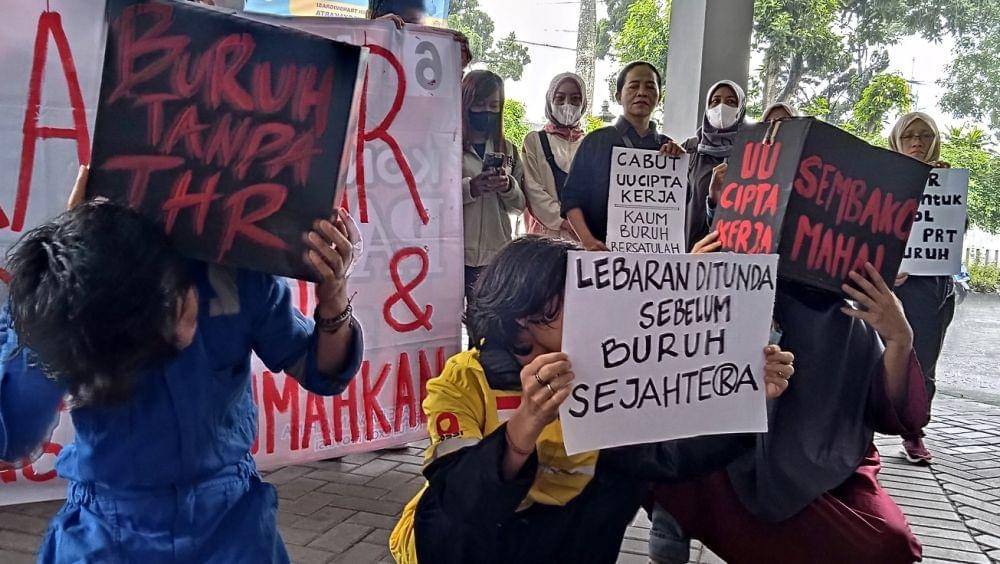 Aksi Majelis Pekerja Buruh Indonesia Daerah Istimewa Yogyakarta (MPBI DIY) di kantor Disnakertrans DIY, Kamis (28/3/2024). (Dok. Istimewa)