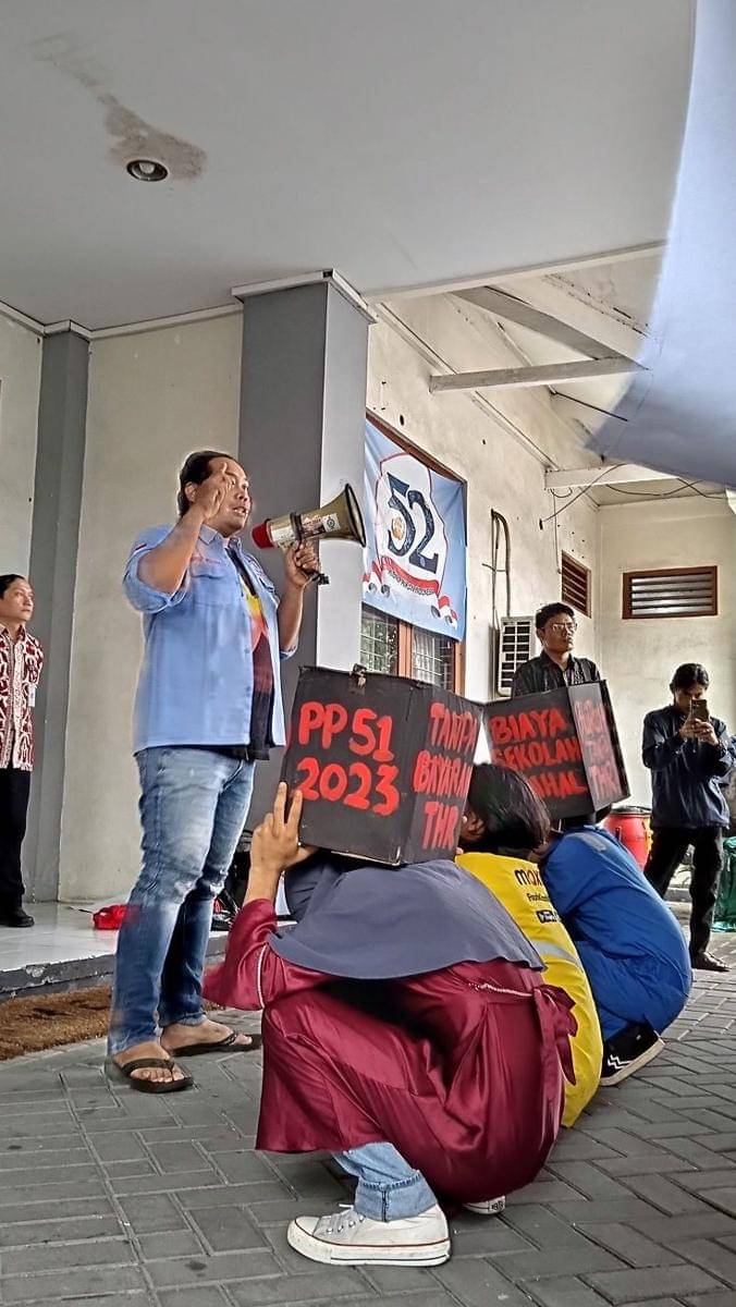 Aksi Majelis Pekerja Buruh Indonesia Daerah Istimewa Yogyakarta (MPBI DIY) di kantor Disnakertrans DIY, Kamis (28/3/2024). (Dok. Istimewa)