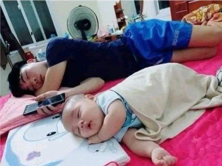 7 Momen Kompak Ayah dan Anak saat Tidur Bareng, Gayanya Plek Ketiplek