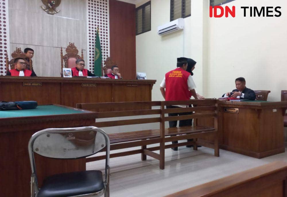 Sidang tuntutan selebgram asal Palembang, Adelia Putri Salma di PN Tanjungkarang. (IDN Times/Tama Yudha Wiguna).