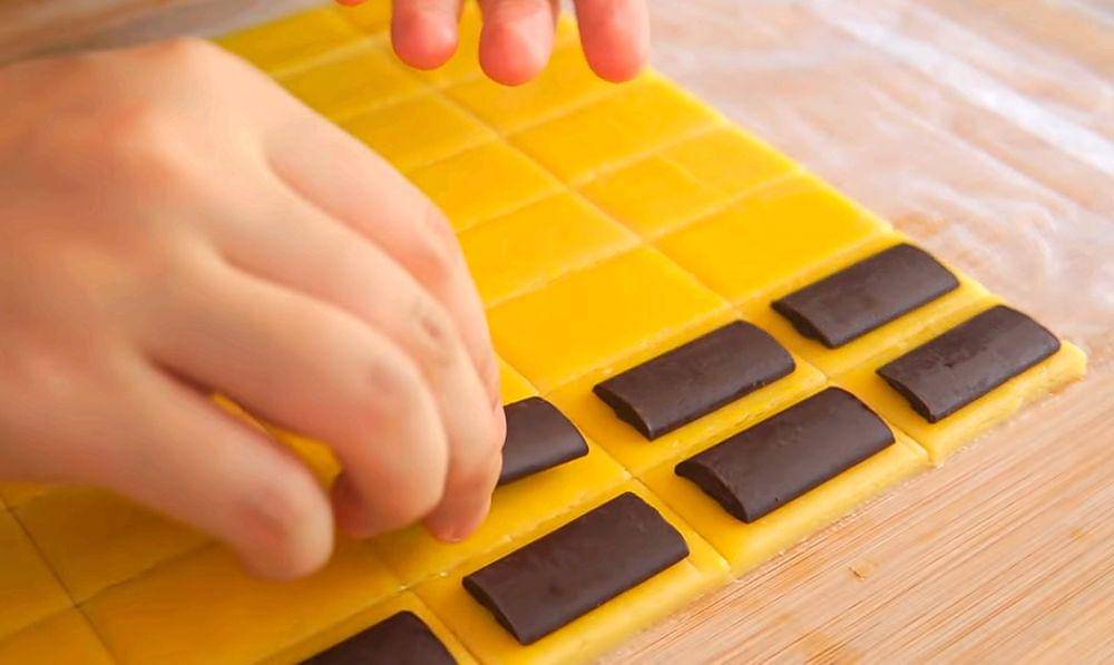 ilustrasi membuat chocolate stick cookies (YouTube.com/Luvita Ho)