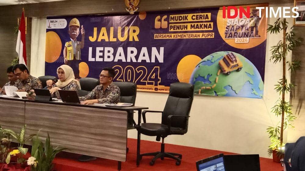 Kepala BBPJN Jateng Yogyakarta Rien Marlia bersama jajarannya saat menggelar konferensi pers terkait penanganan ruas jalan mudik yang rusak. (IDN Times/Fariz Fardianto)