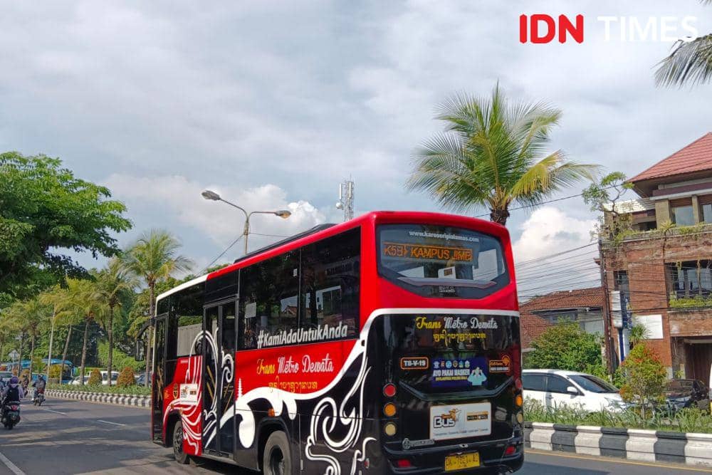 Ilustrasi jalan raya di Bali (IDN Times/Ayu Afria)