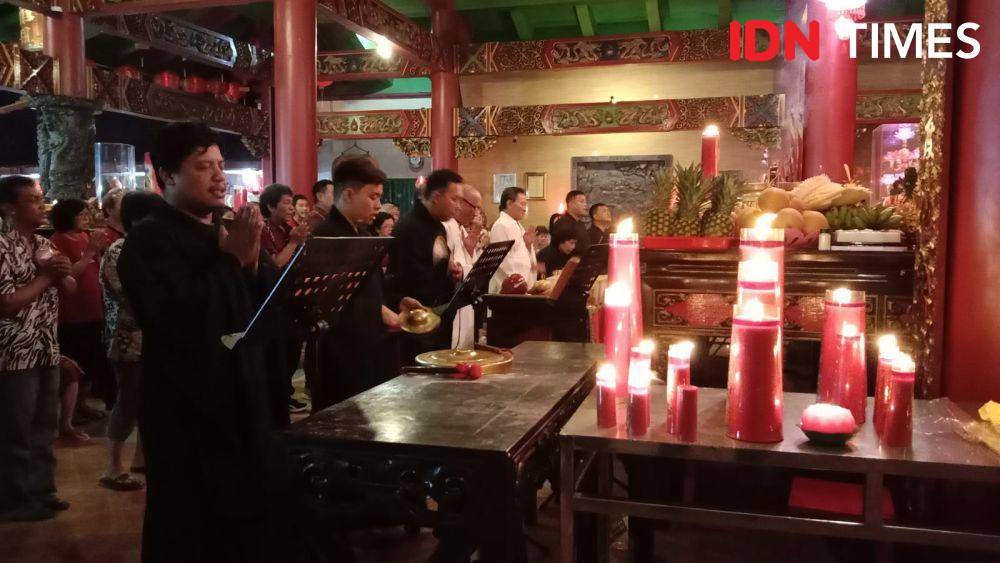 Sejumlah jemaat Klenteng Low Lie Bio Semarang bersembahyang saat hari kelahiran Kwan Im. (IDN Times/Fariz Fardianto)