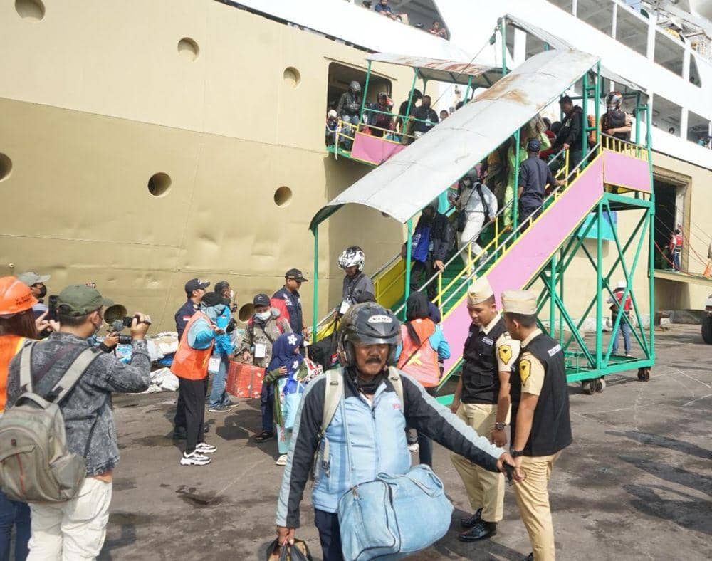 Sejumlah penumpang kapal turun dari dermaga penumpang Pelabuhan Tanjung Emas Semarang. (IDN Times/Fariz Fardianto)