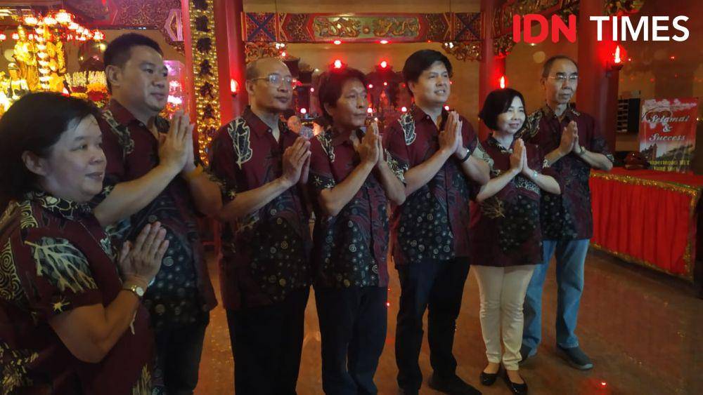 Wakil Ketua Yayasan Kebun Jeruk yang menaungi Klenteng Low Lie Bio, Untung Cahyadi foto bareng semua pengurus yayasan. (IDN Times/Fariz Fardianto)