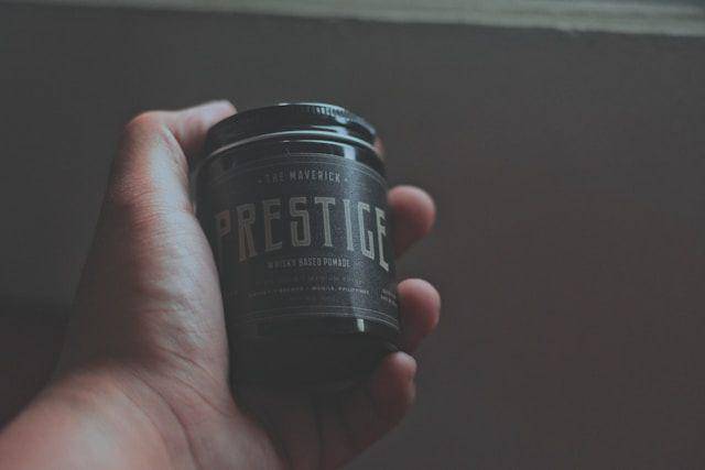 ilustrasi pria memegang pomade (unsplash.com/John Karlo Mendoza)
