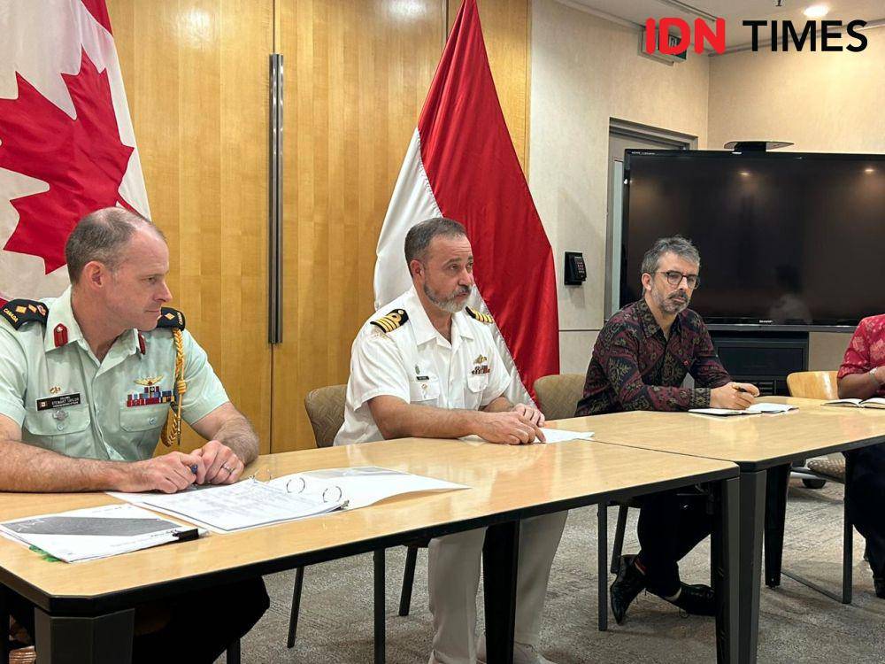 Kolonel Stewart Taylor, Kapten AL sekaligus Komandan CTF 150 Colin Matthews, dan Sekretaris pertama bidang Politik dan Hubungan Masyarakat Kedutaan Kanadan Stuart Shaw (IDN Times/Irsan Rufai)