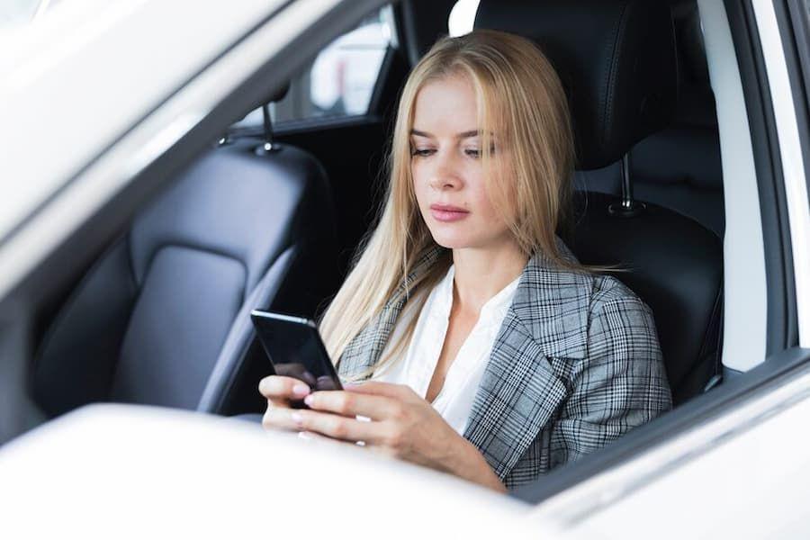 Kenapa Main HP Saat Naik Mobil Bikin Mual? Ini Jawabannya