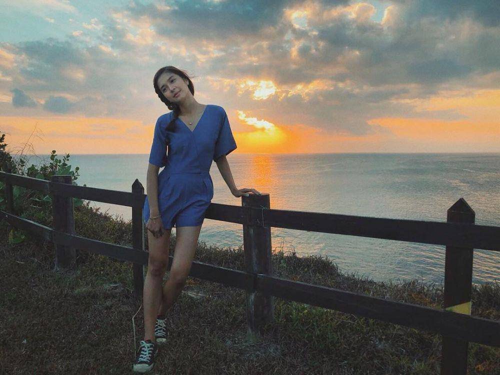 Baju biru Mikha Tambayong (instagram.com/mikatambayong)