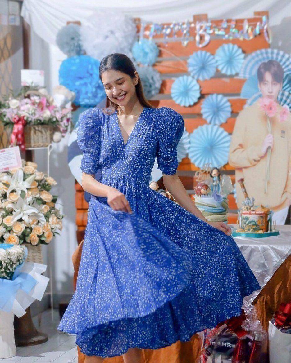 Baju biru Mikha Tambayong (instagram.com/mikatambayong)