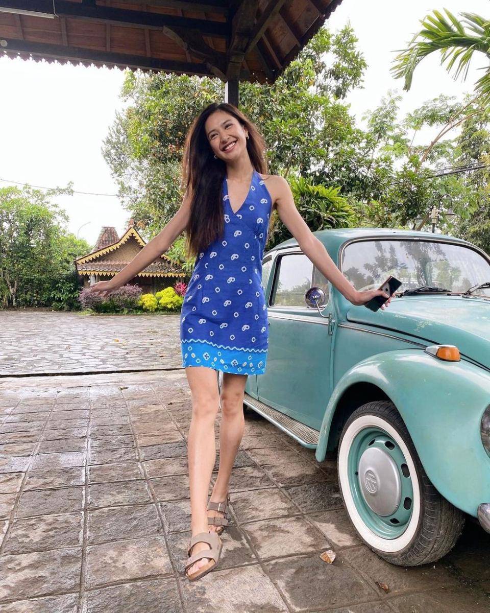 Baju biru Mikha Tambayong (instagram.com/mikatambayong)