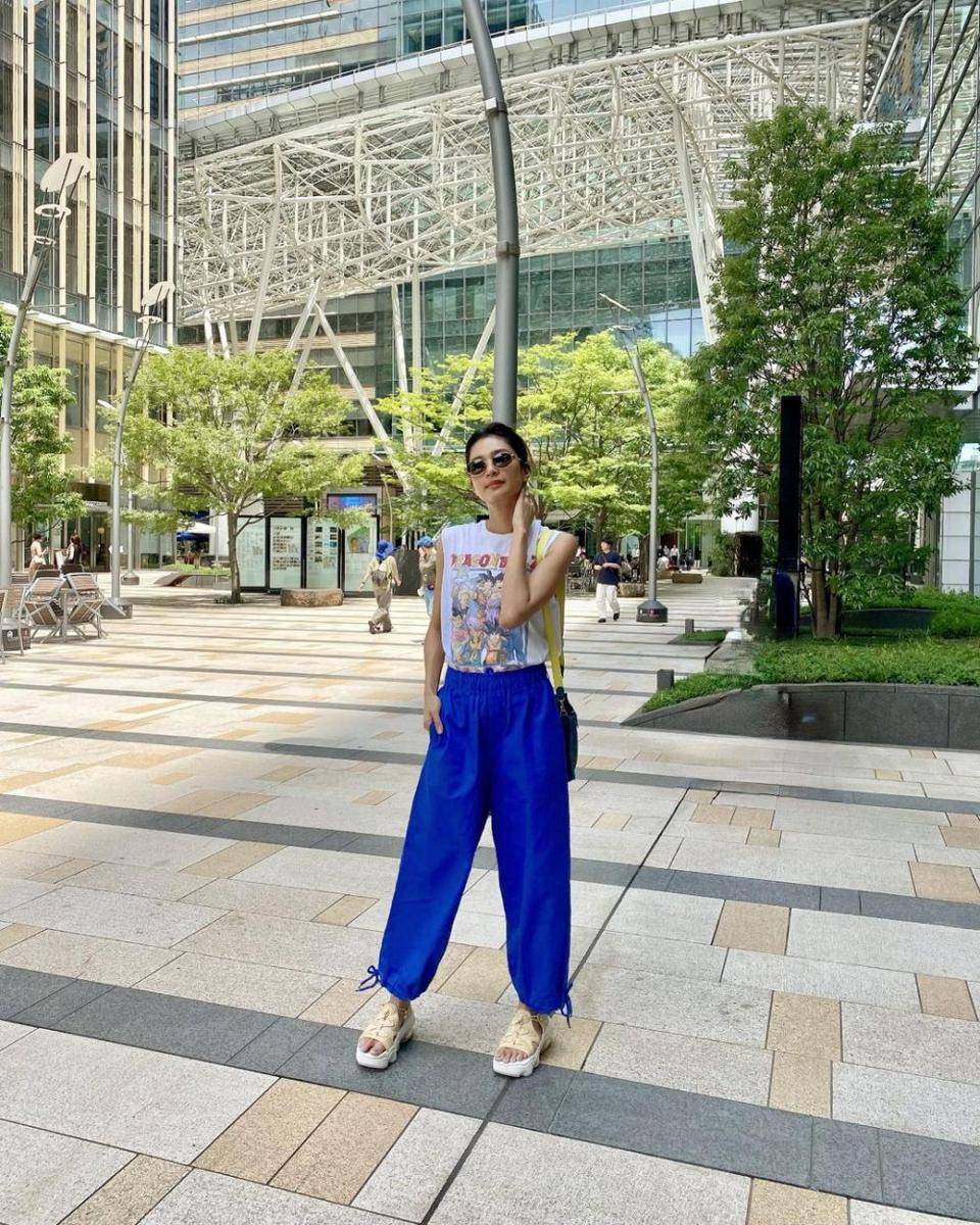Baju biru Mikha Tambayong (instagram.com/mikatambayong)