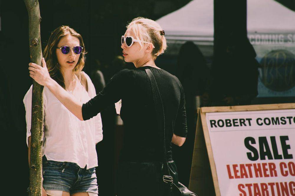 ilustrasi dua perempuan (pexels.com/Brett Sayles)