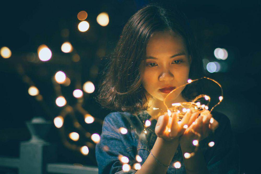 ilustrasi seorang memegang lampu (pexels.com/Kha Ruxury)