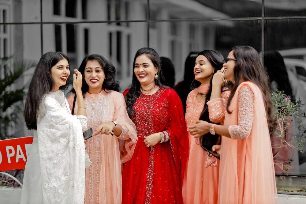 ilustrasi lima orang (pexels.com/Spora Weddings)