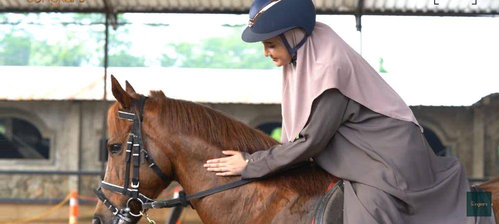 Potret Zaskia dan Shireen ngabuburit dengan berkuda dan memanah (youtube.com/TheSungkarsFamily)