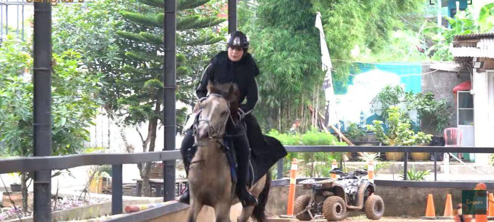 Potret Zaskia dan Shireen ngabuburit dengan berkuda dan memanah (youtube.com/TheSungkarsFamily)