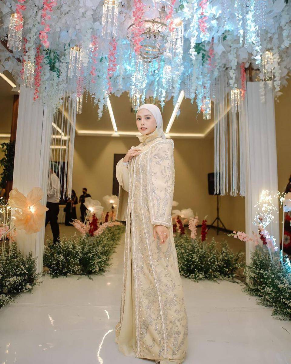 Inspirasi abaya Dara Arafah (Instagram.com/daraafah)