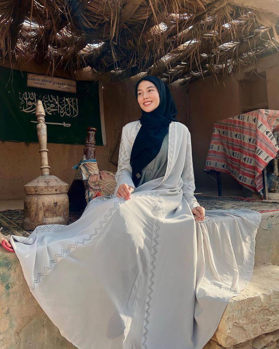 Inspirasi abaya Dara Arafah (Instagram.com/daraafah)