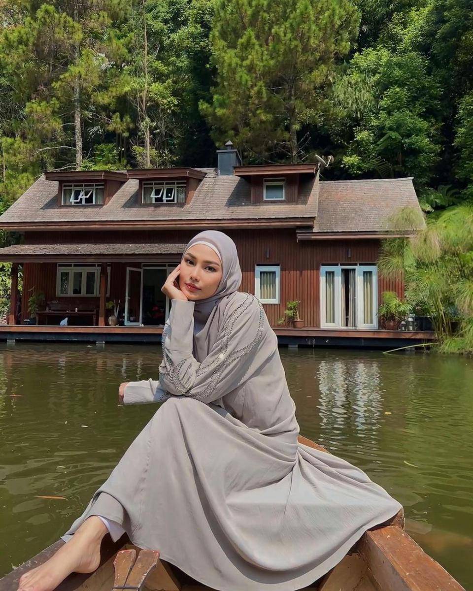 Inspirasi abaya Dara Arafah (Instagram.com/daraafah)