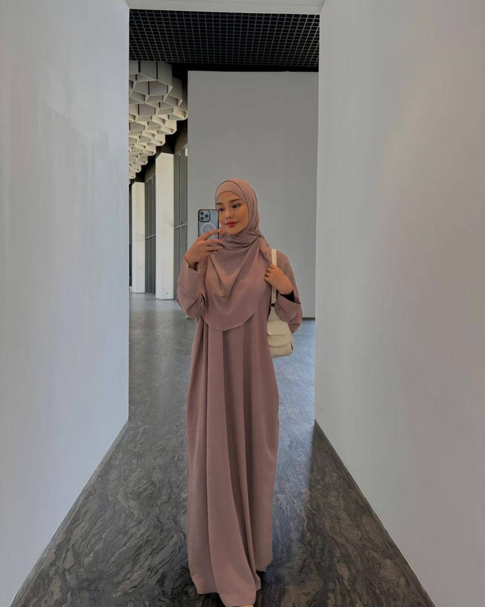 Inspirasi baju abaya a la Dara Arafah (Instagram.com/daraarafah)